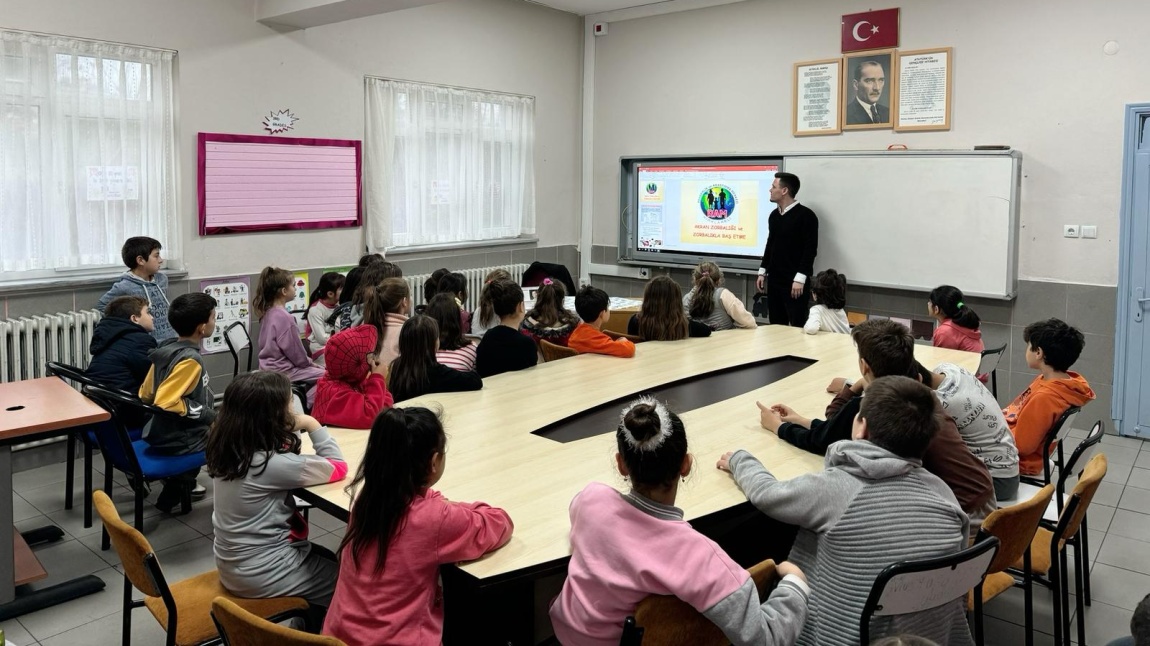 Üsküp Atatürk İlkokulu ve Ortaokulu Öğrenci ve Velilerine Yönelik Eğitimler Gerçekleştirdik